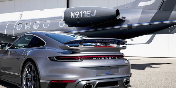Porsche und Embraer stellen ein exklusives Duo aus Sportwagen und Flugzeug vor!