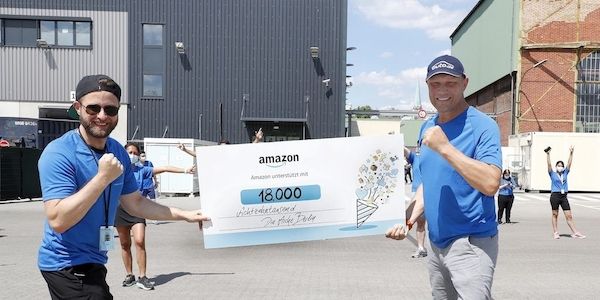 Spendenscheck von Amazon über 18.000 Euro für die Arche in Berlin