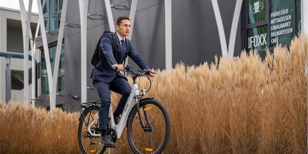Neues Jeep Trekking E-Bike für Business Look und Toren geeignet