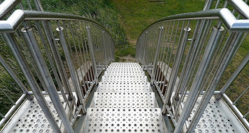 Extrem leichter Zusammenbau von Edelstahl-Treppengeländern dank innovativem Schraub- und Stecksystemen!