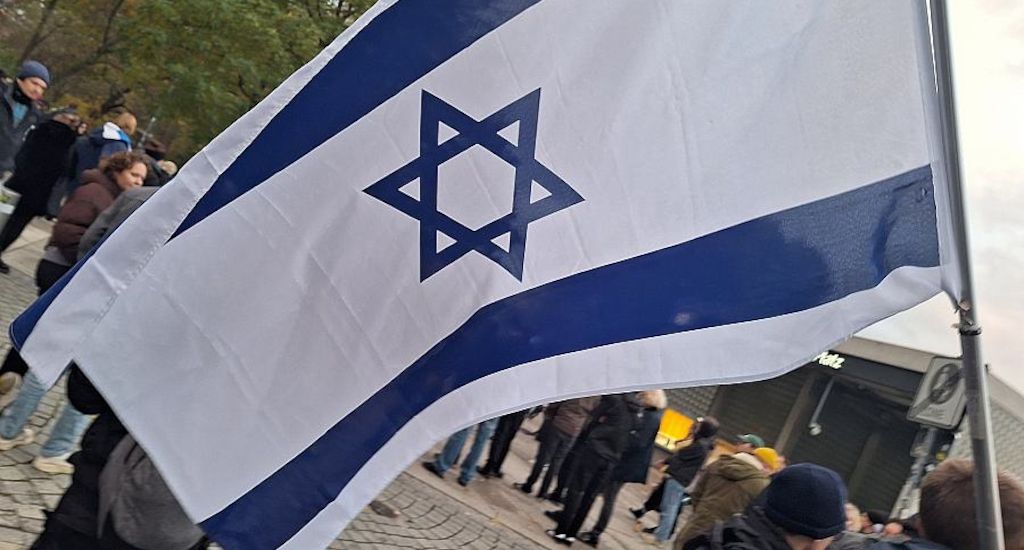 49 Israel-Flaggen vor deutschen Amtsgebäuden gestohlen oder zerstört