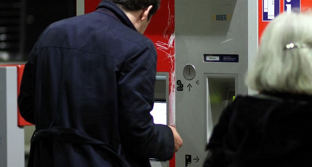 Umfrage: Bahnreisende wollen nicht auf Ticketautomaten verzichten