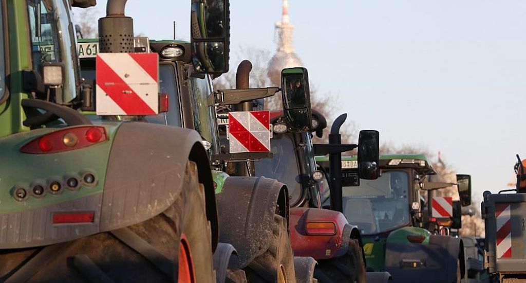 Berlin: Bauern fahren im Traktorkorso zu Parteizentralen