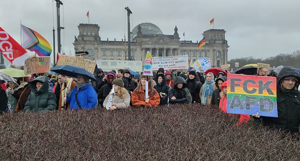 Über 150.000 Menschen bei Demo gegen Rechts vor Reichstagsgebäude