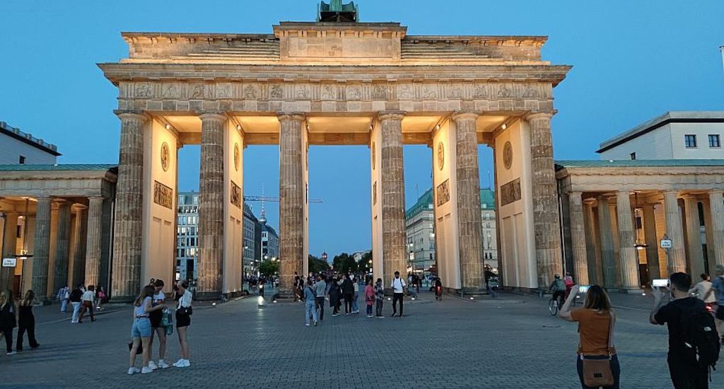 Montag um 0 Uhr wird am Brandenburger Tor gekifft